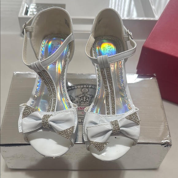 Elegant White Kids' Sandals with Bow - Picture 1 of 4